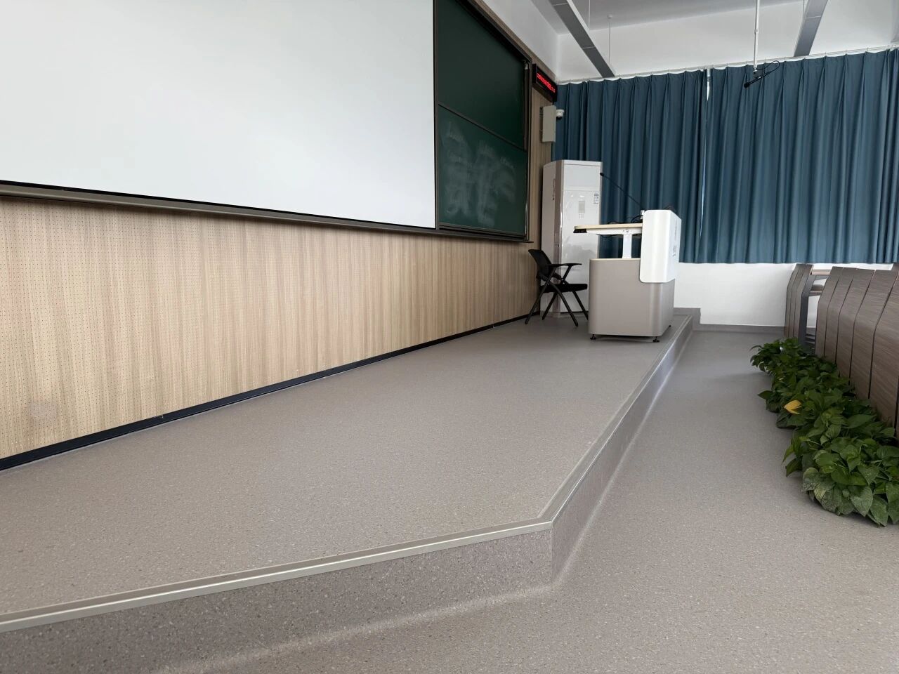 某大学阶梯教室实景图